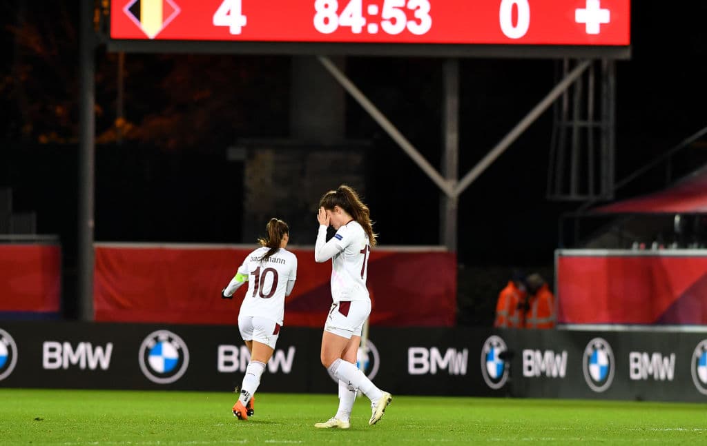 Esta jugadora suiza, entró al equipo de Lucerna a los 16 años, a sus 17 marcó en su debut con la selección absoluta de Suiza contra Rumanía en noviembre de 2019.