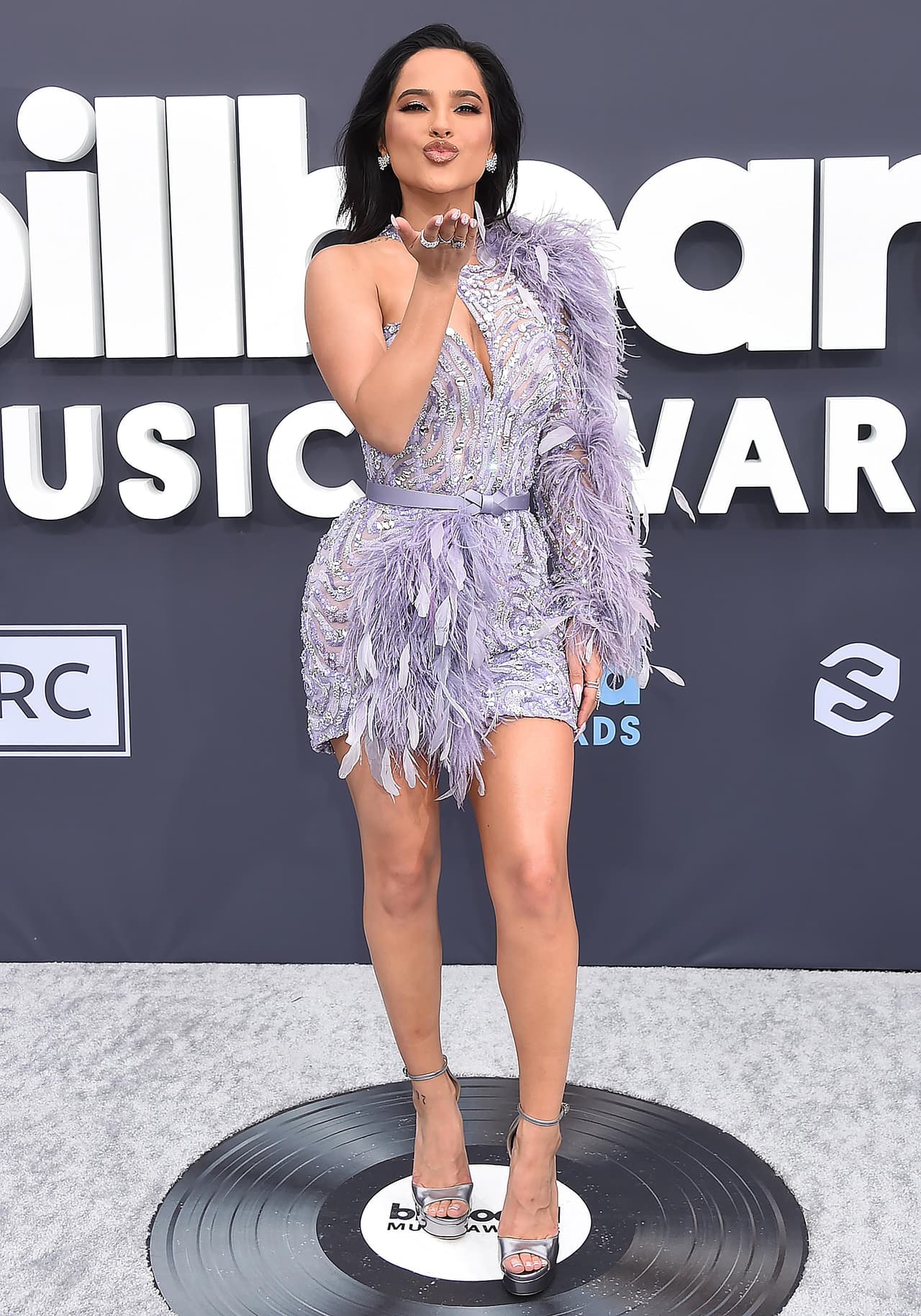 La prenda, que distinguió por el escote tipo ‘one shoulder’ y detalles de plumas, resaltó su figura gracias a su delgado cinturón. El toque de elegancia se lo dieron las delicadas sandalias de tacón.