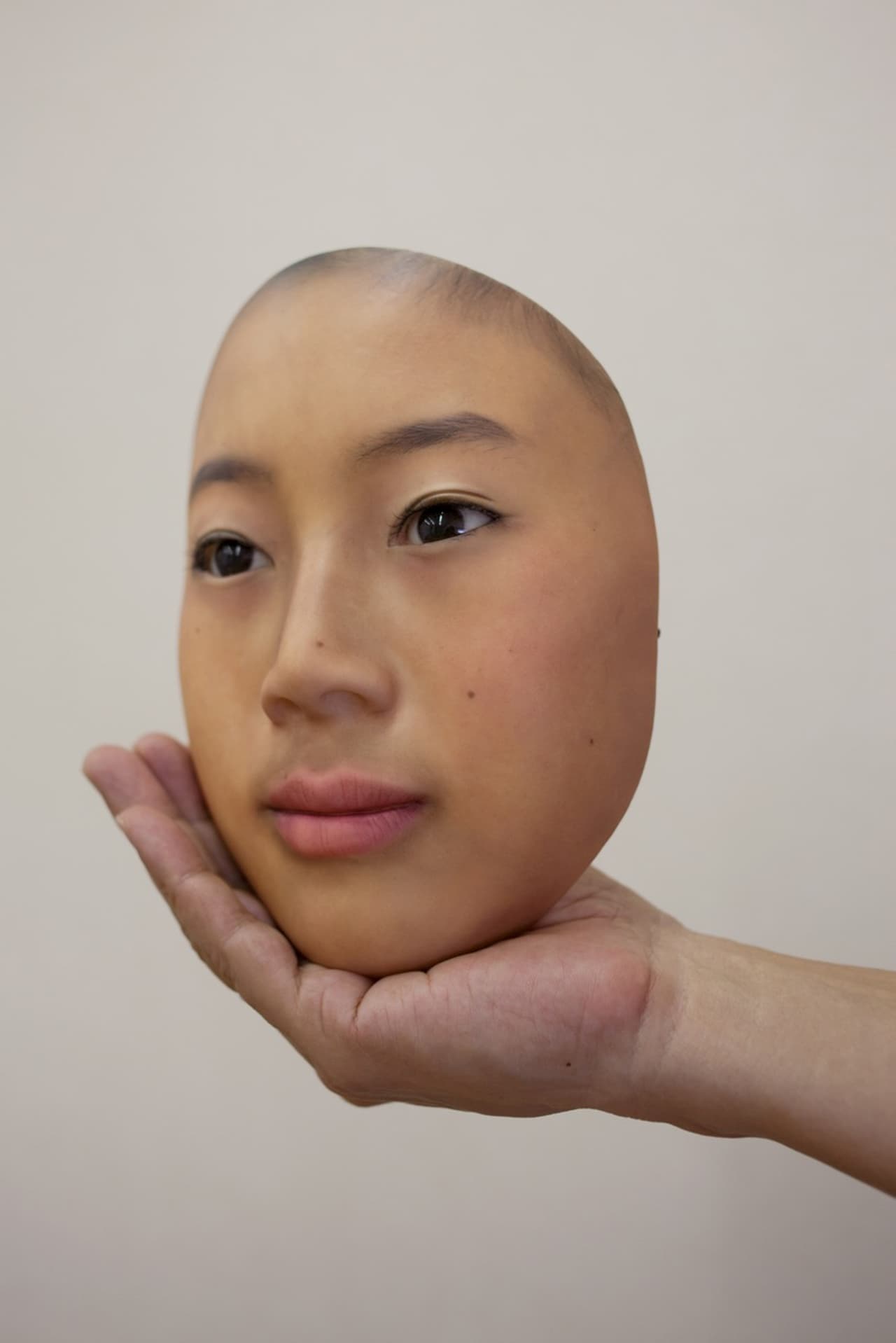 Después, y basándose en los datos faciales en tres dimensiones obtenidos mediante una tecnología denominada 3DPF, 'Three-Dimension Photo Form’, inventada por REAL-f y calificada por Kitagawa como “un secreto comercial”, se fabrica un prototipo o modelo con todos los detalles del rostro. La mirada de estas máscaras son únicas y su realismo compite con el de los modelos de cera. Resulta tan atractiva como la del original humano, algo que no puede conseguir un retrato ordinario, apunta su creador.