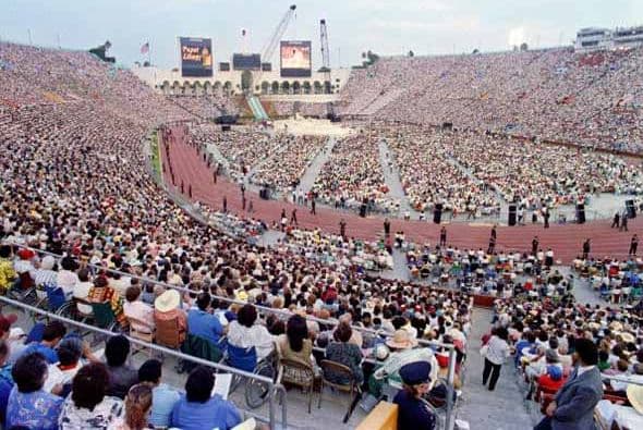 Estampa de la ceremonia oficiada en el Coliseo de Los Ángeles, el 15 de septiembre de 1987. ¿Cómo recuerda usted a su Santidad, conocido como el Papa Amigo?