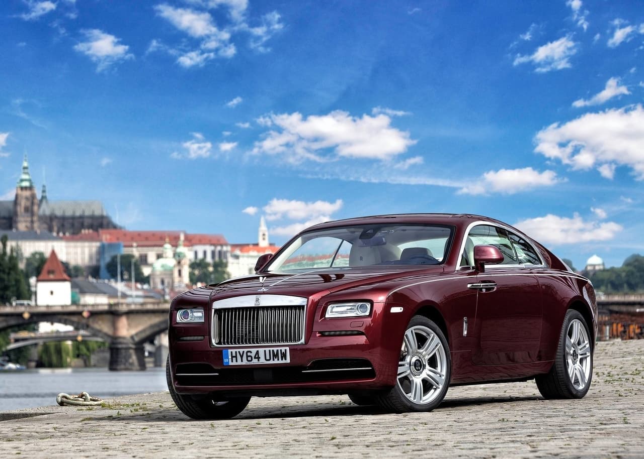 <h3 class="cms-H3-H3"><b>9. Rolls-Royce Dawn y Rolls-Royce Wraith</b></h3>
<br>
<br>Ni los modelos más exclusivos se salvan este año. Tanto el Rolls-Royce Dawn como el Wraith, ambos vehículos de dos puertas, no volverán a los concesionarios de Estados Unidos. El fabricante afirmó que la decisión se debe a problemas regulatorios locales, por lo que estos automóviles de lujo aún seguirán siendo comercializados en el resto del mundo.
<br>