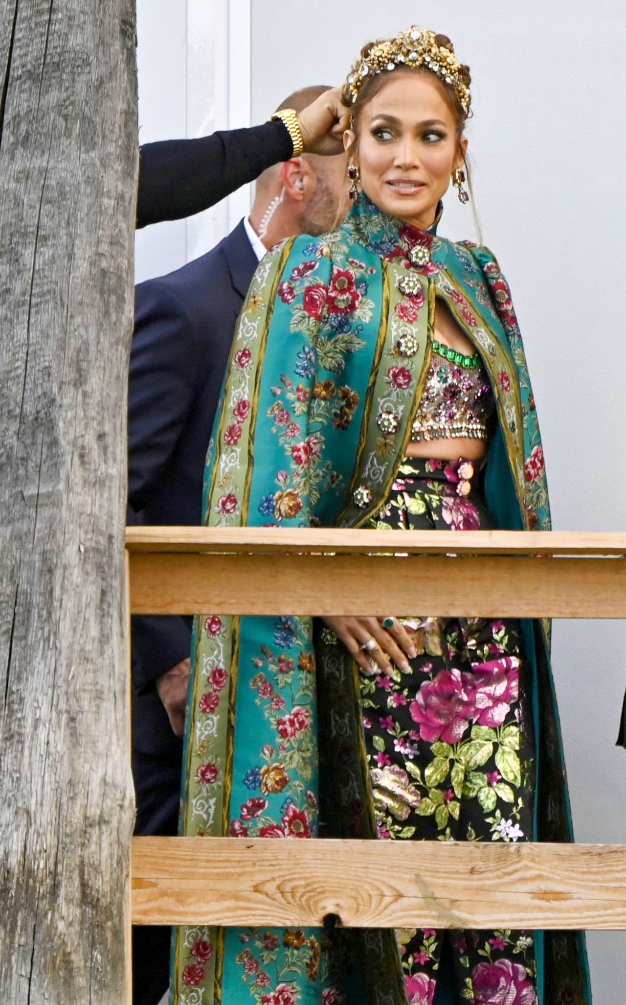 Mostró 
<b><a href="https://www.univision.com/shows/despierta-america/las-imagenes-de-jennifer-lopez-luciendo-como-una-diosa-en-el-desfile-de-dolce-gabbana-video" target="_blank">un maquillaje impecable de su propia marca</a></b>, JLo Beauty, con tonos que complementaron su atuendo.
<br>