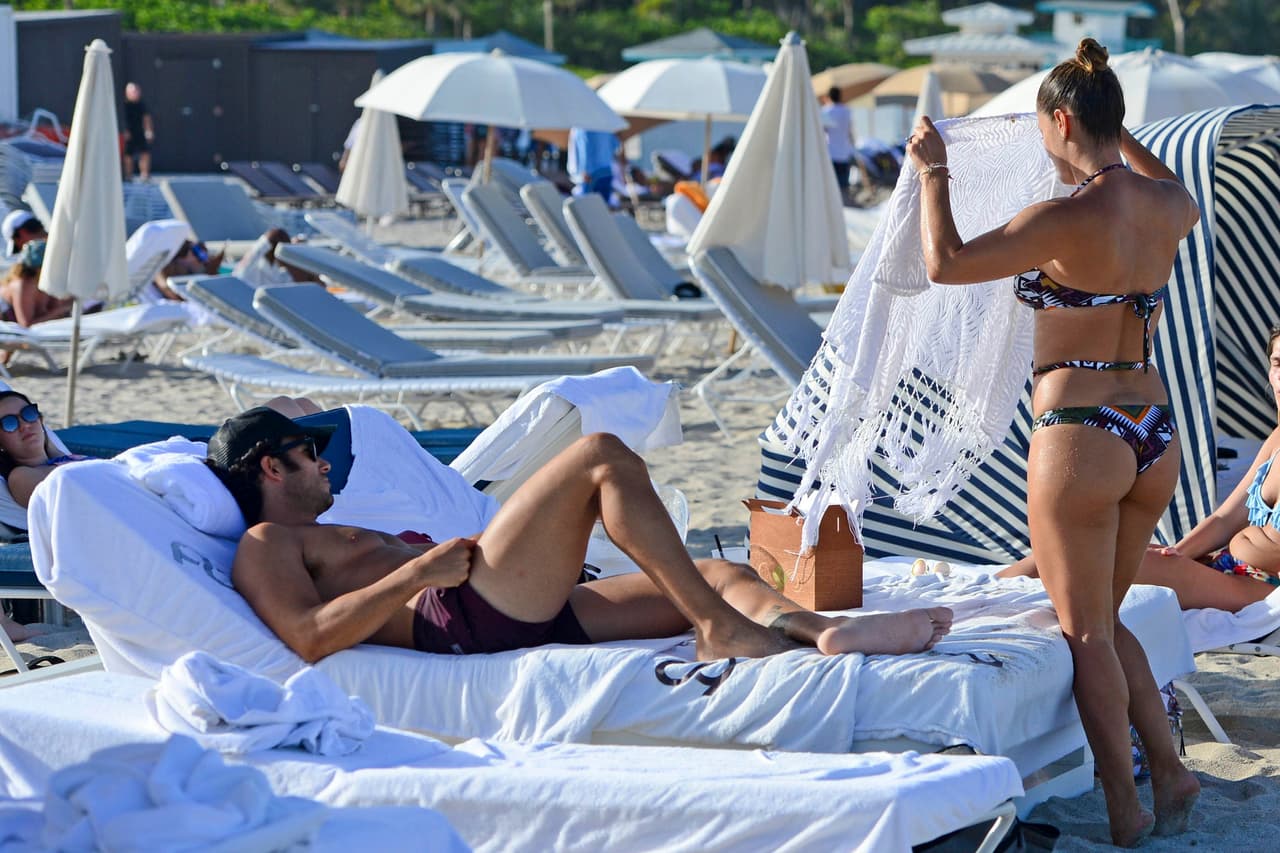 Ambos decidieron tomar el sol y relajarse después de haber nadado un rato en el mar de Miami. Pero lo que no dejó de sorprender fue la escultural figura de 
<b><a href="http://www.univision.com/temas/lola-ponce">Ponce</a></b>.