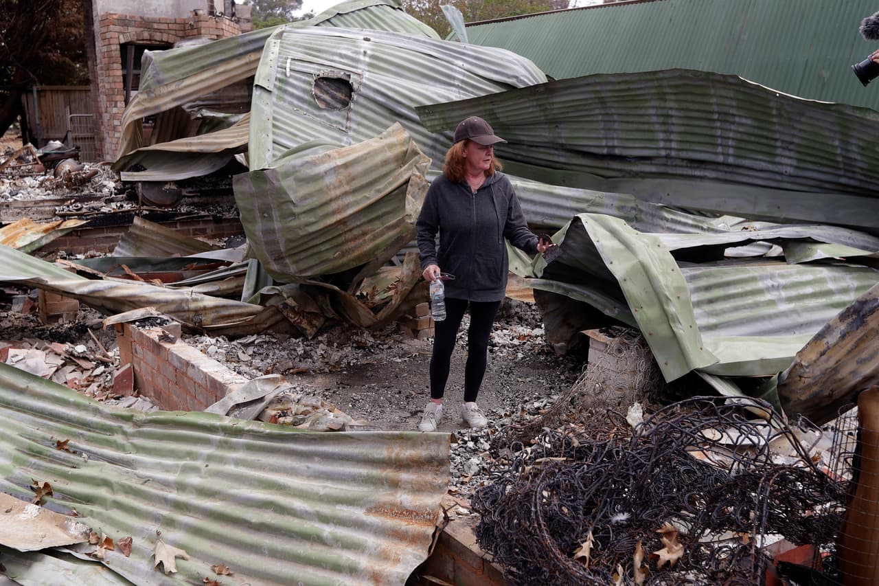 Pese a que el fin de semana una leve lluvia ayudó a reducir las temperaturas en la zona, este viernes el calor ha vuelto a dificultar la situación, ya crítica, en Australia.