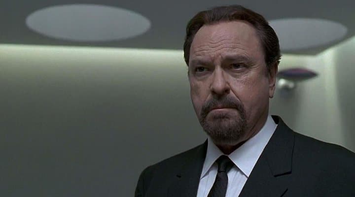 Dicho papel fue interpretado por Rip Torn, actor que inició a desarrollarse en la industria del teatro, cine y televisión en los años cincuenta.
