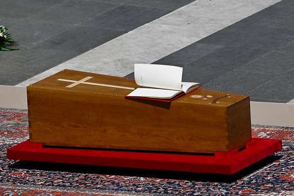 La urna del papa Francisco ante la mirada de miles de personas en la plaza de San Pedro durante los actos de su funeral.