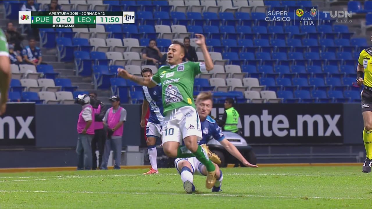 ¿Y el VAR? Chumacero es amonestado por una entrada que era de roja