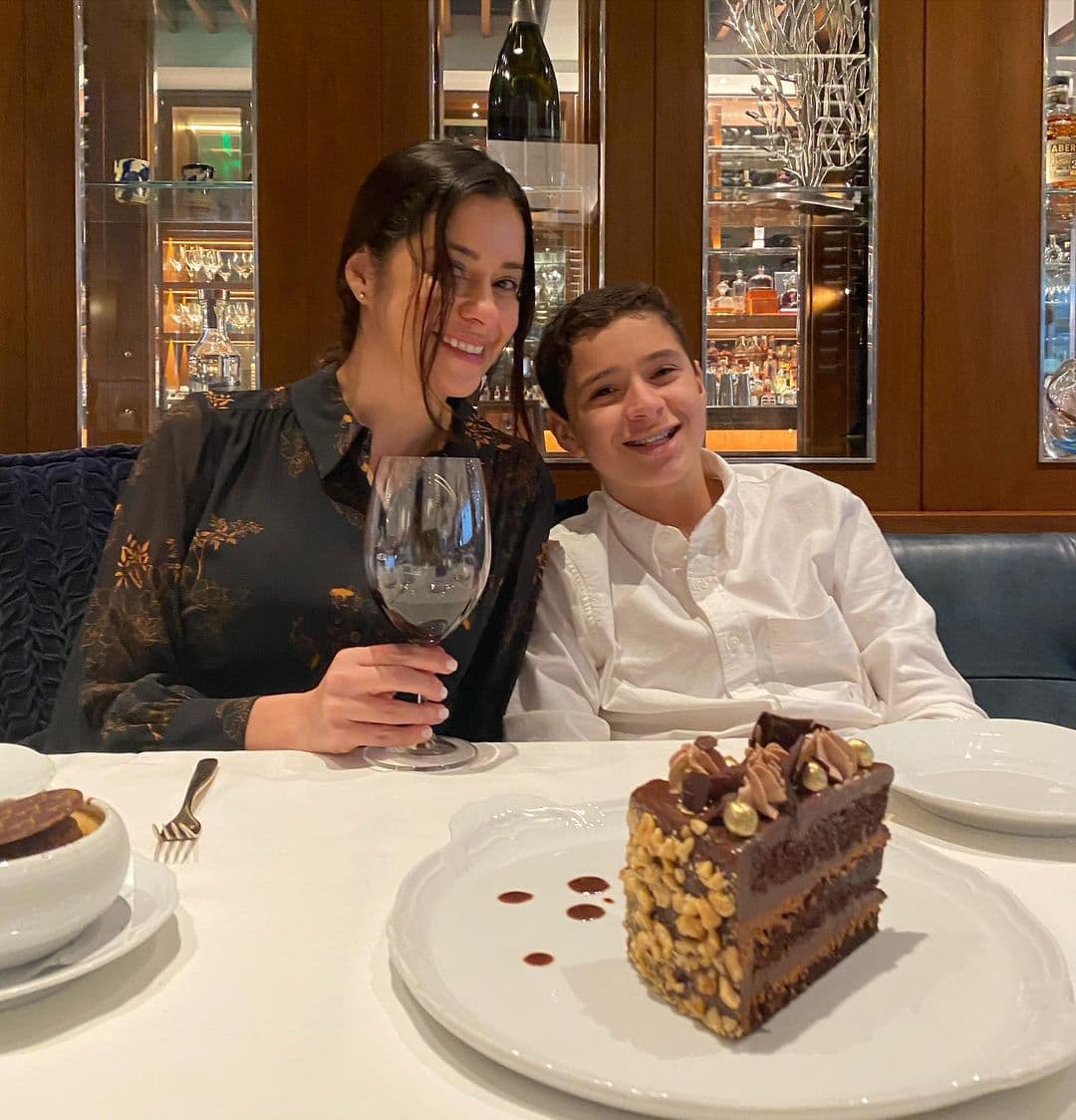 Margiolis Ramos aseguró que ahora que Ángel Gabriel está por cumplir 13 años está dándose cuenta de las polémicas y el actuar de su padre, motivo por el que 
<b>considera quitarse el apellido paterno</b>, según mencionó la expareja del actor de 55 años.