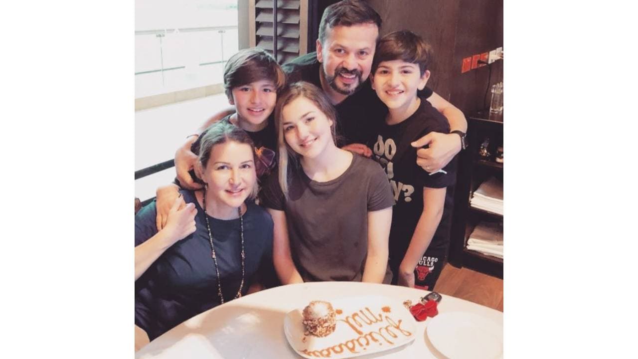 Alicia Villarreal, Cruz Martínez y sus hijos.