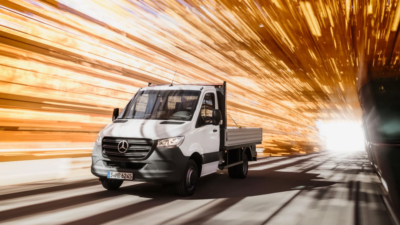 Con la nueva Mercedes-Benz Sprinter 2019 debuta 
<b>Mercedes PRO</b>, un sistema de conectividad que busca facilitar la gerencia de las flotas a través de la recolección y análisis de datos y que permite a los operarios de las flotas la planificación logística y el monitoreo en línea de la actividad de sus vehículos, incluyendo paradas por servicios de mantenimiento, localización y comunicación directa con los choferes. Mercedes PRO cuenta con navegación mejorada, capacidad de análisis del estilo de manejo de los choferes, grabación digitalizada estilo caja negra y 
<b>operación remota</b> de los vehículos. 
<br>