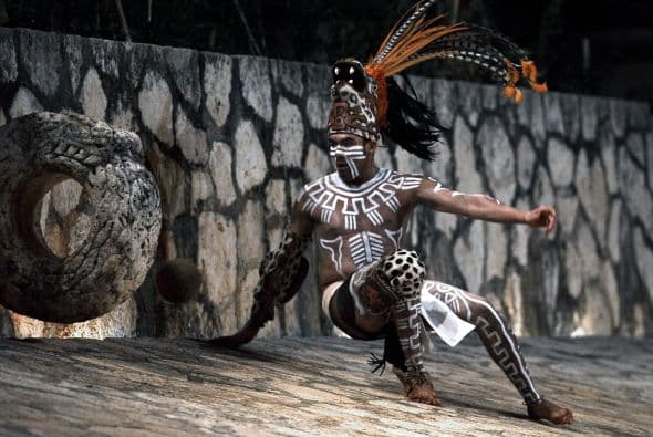 El Popol Vuh, su libro sagrado, relata que dos hermanos, Hunahpú e Ixbalanqué, que representan la luz, se enfrentaron en un juego en el inframundo a los seres de la oscuridad. Por ello, cada vez que la pelota de los mayas tocaba la cancha se recreaba la victoria de lo luminoso sobre las tinieblas y la subsiguiente transformación de los dos gemelos en el Sol y la Luna.