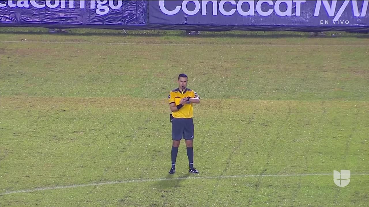 Arranca el partido y la pelota está en juego.