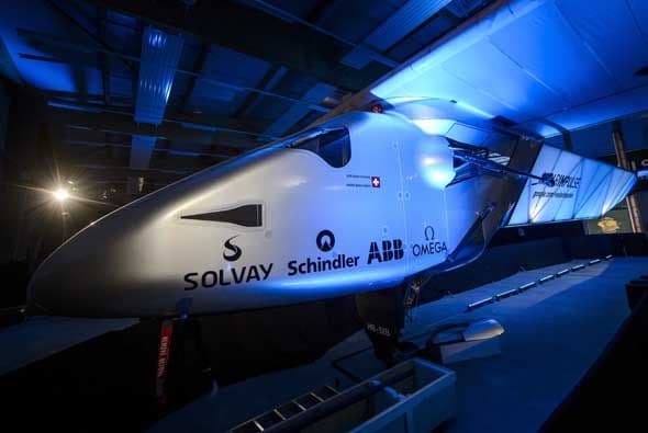 Solar Impulse 2 (Si2), el segundo prototipo de avión solar, fue presentado en Suiza, con miras a dar la vuelta al mundo a partir de marzo del 2015, gracias a su autonomía que le permitirá volar hasta cinco días seguidos.