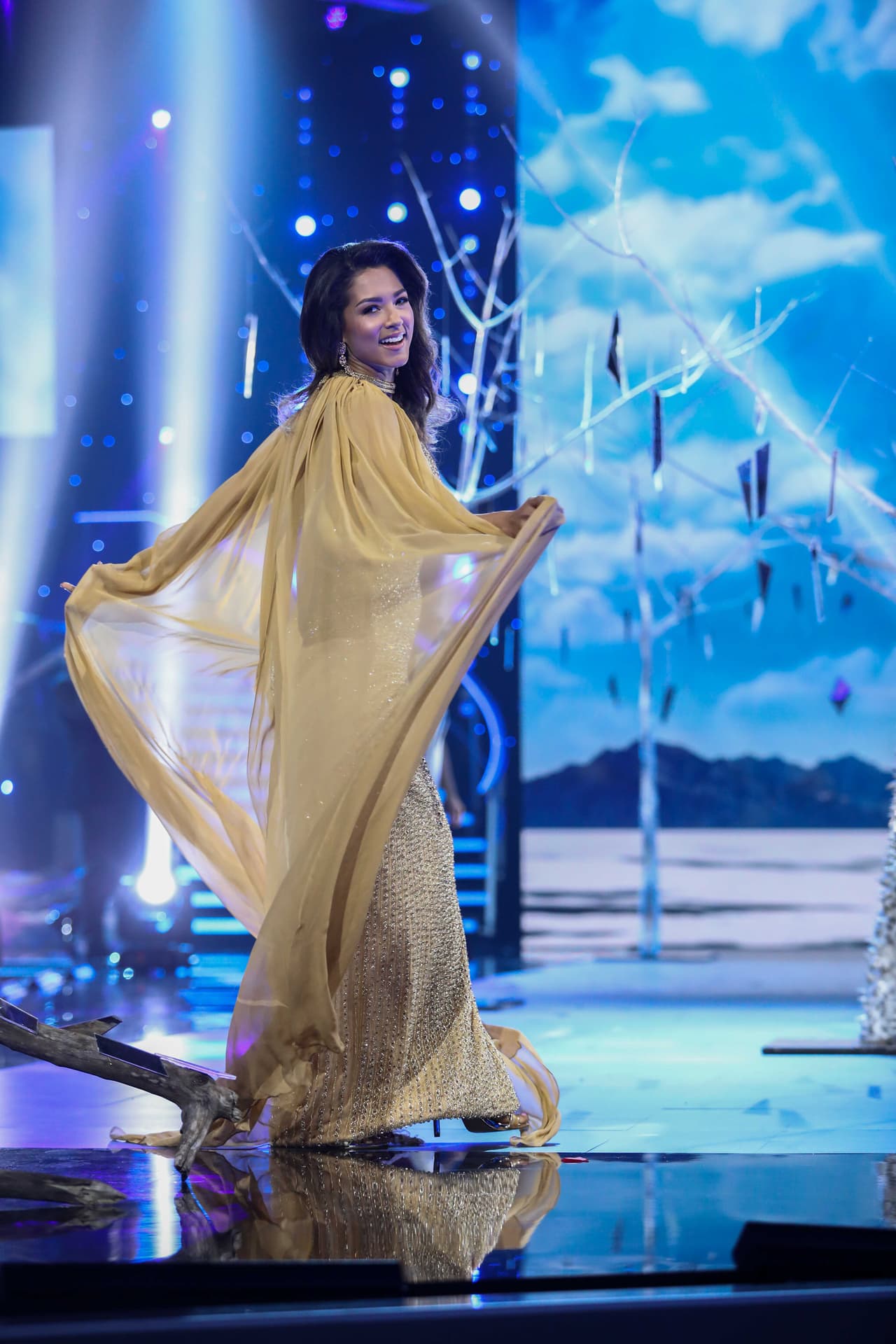 Yaritza en la pasarela de la sexta gala NBL al ritmo de Chayin Rubio.