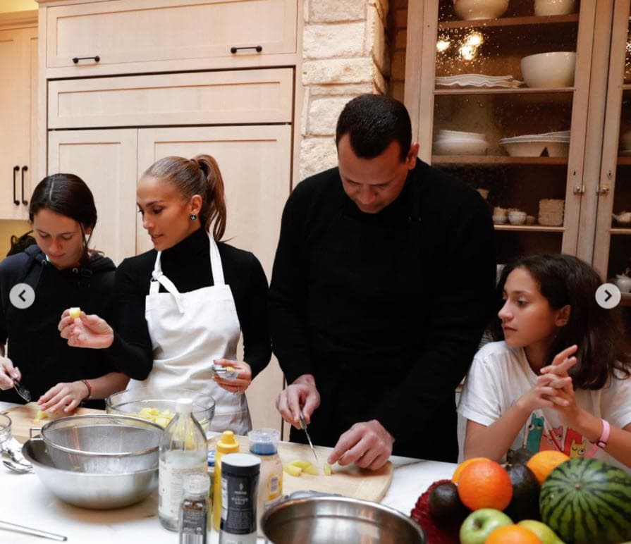 Las imágenes reflejan la aparente buena relación que JLo tenía con las hijas de su ahora ex. 
<br>