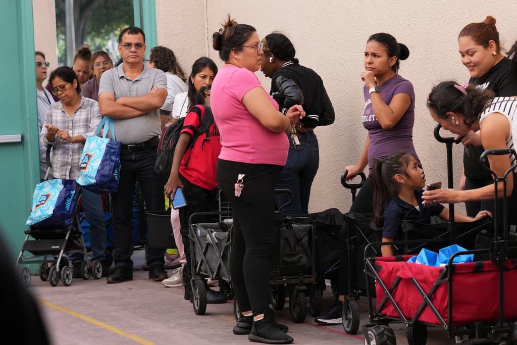 Exjugadores del Miami Heat entregan alimentos en Hollywood 