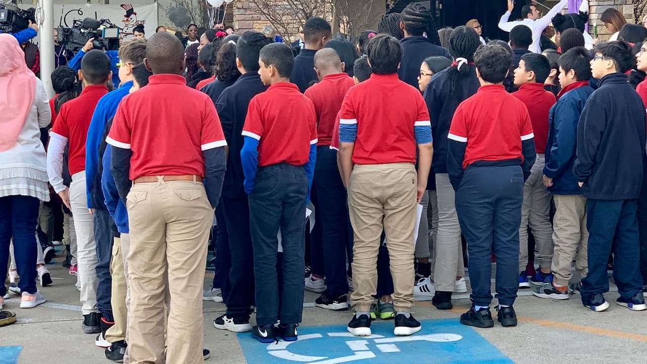 La reunión en memoria de los fallecidos se llevó a cabo temprano por la mañana antes de comenzar las clases.