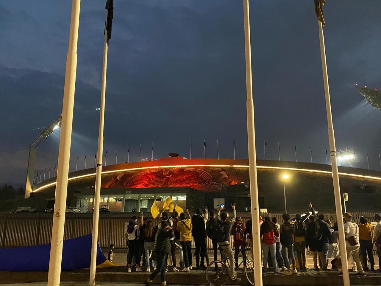 Autoridades de la Alcaldía Coyoacán resguardaron el perímetro del Estadio Olímpico Universitario horas antes del cotejo, pero nada detuvo a los hinchas auriazules para alentar a su escuadra en el primer episodio de la Gran Final del Guard1anes 2020.