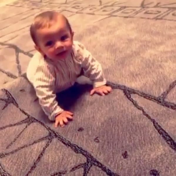 Tal vez podría seguir los pasos de su madre en la actuación, pues está creciendo entre los foros de telenovela.