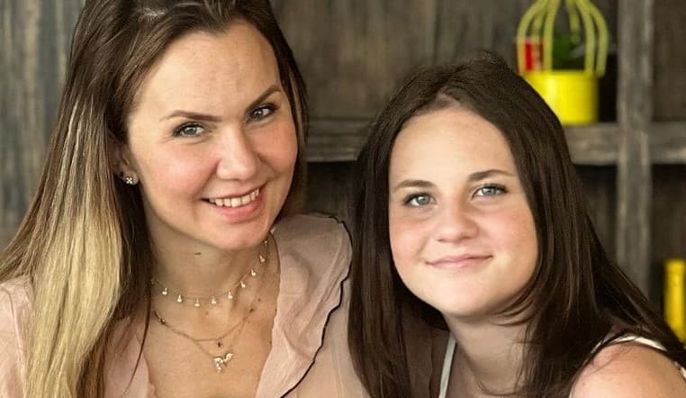 Compartió que en algunas cenas su hija Michelle se ha acercado a ella para preguntarle "a qué sabe" el vino que la actriz está degustando. 
<br>