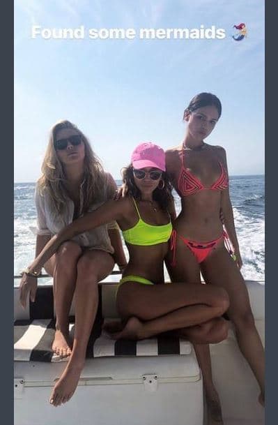 Esto sucedió un par de días después que la protagonista de 'Baby Driver' compartiera esta imagen donde se veía en un yate acompañada de sus amigas Ashley Madekwe y Hassie Harrison.