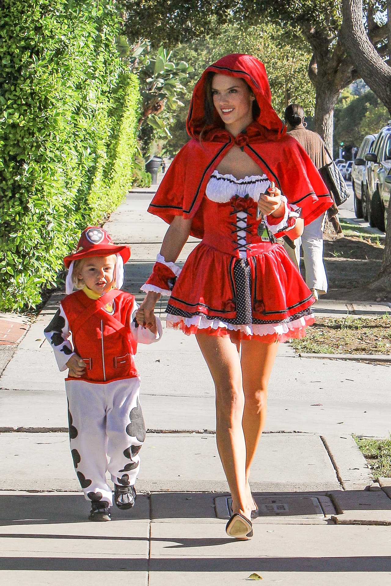 La supermodelo lleva a sus pequeños Noah y Anja a pedir Halloween.