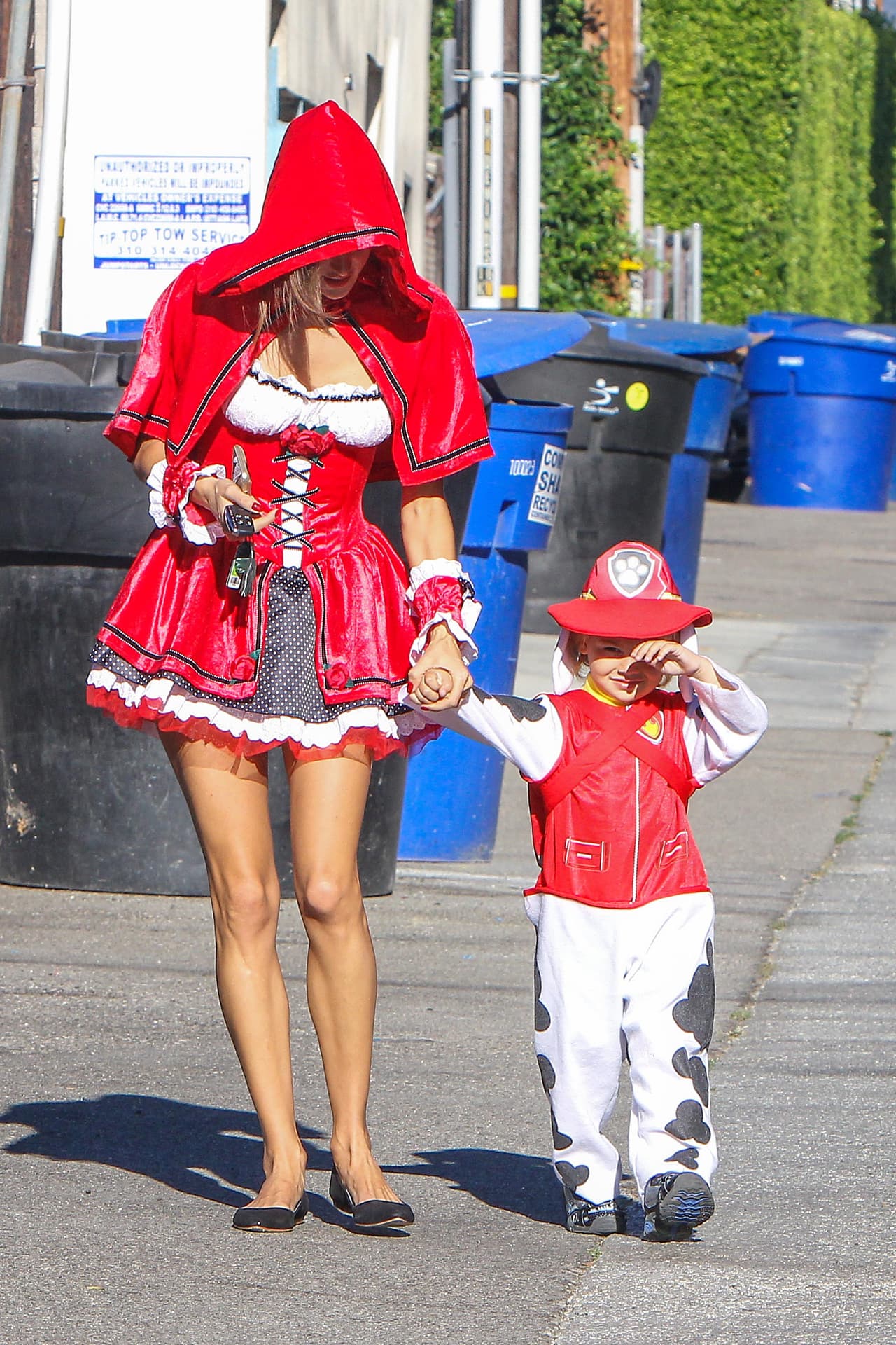 La supermodelo lleva a sus pequeños Noah y Anja a pedir Halloween.