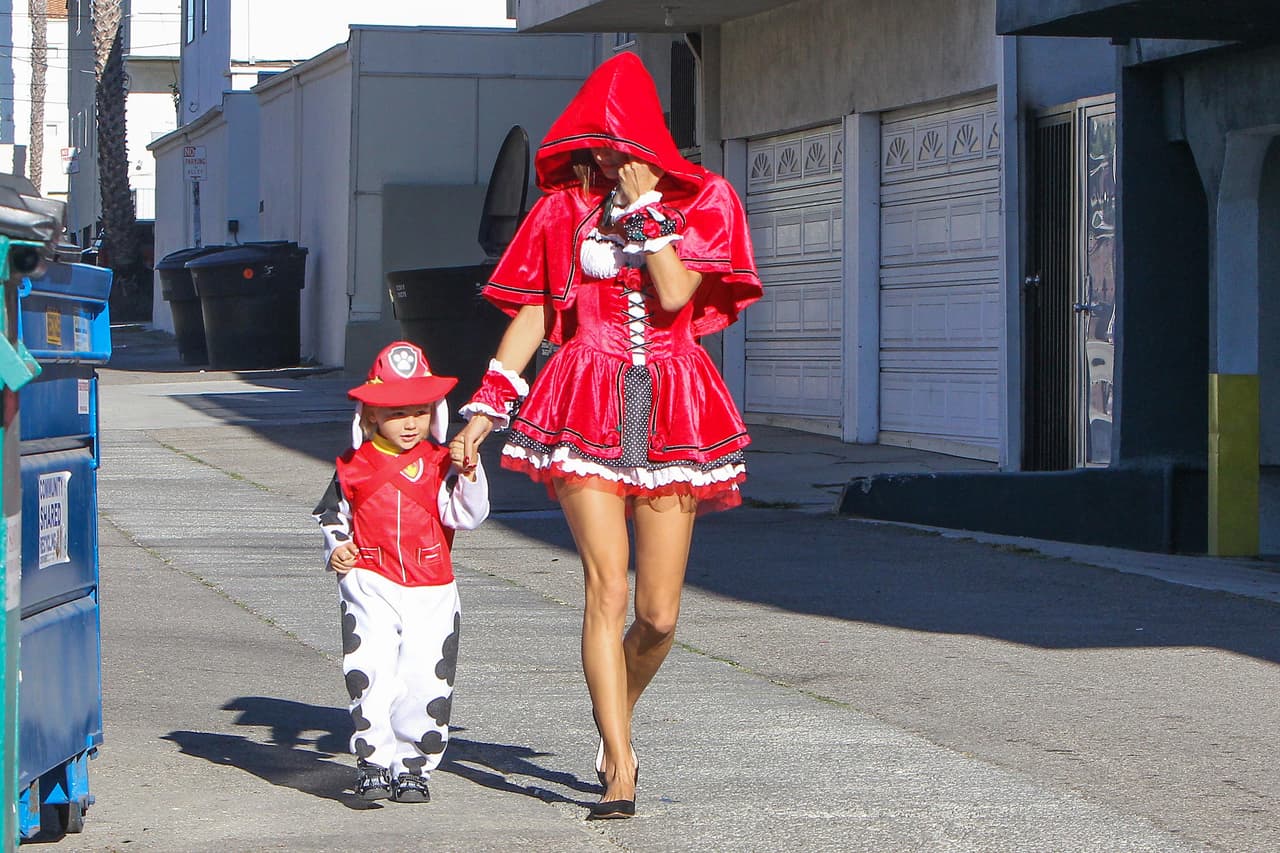 La supermodelo lleva a sus pequeños Noah y Anja a pedir Halloween.