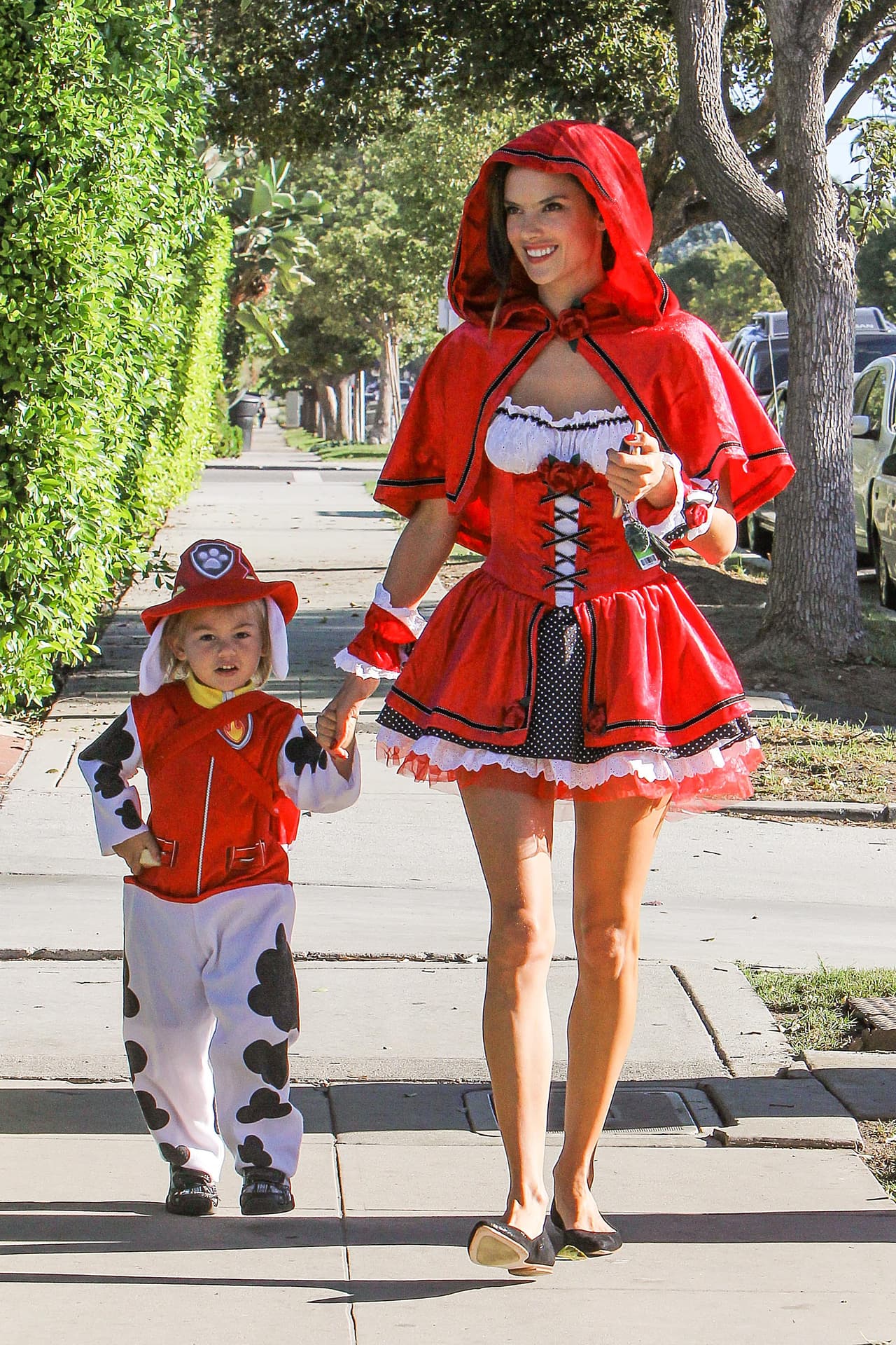 La supermodelo lleva a sus pequeños Noah y Anja a pedir Halloween.