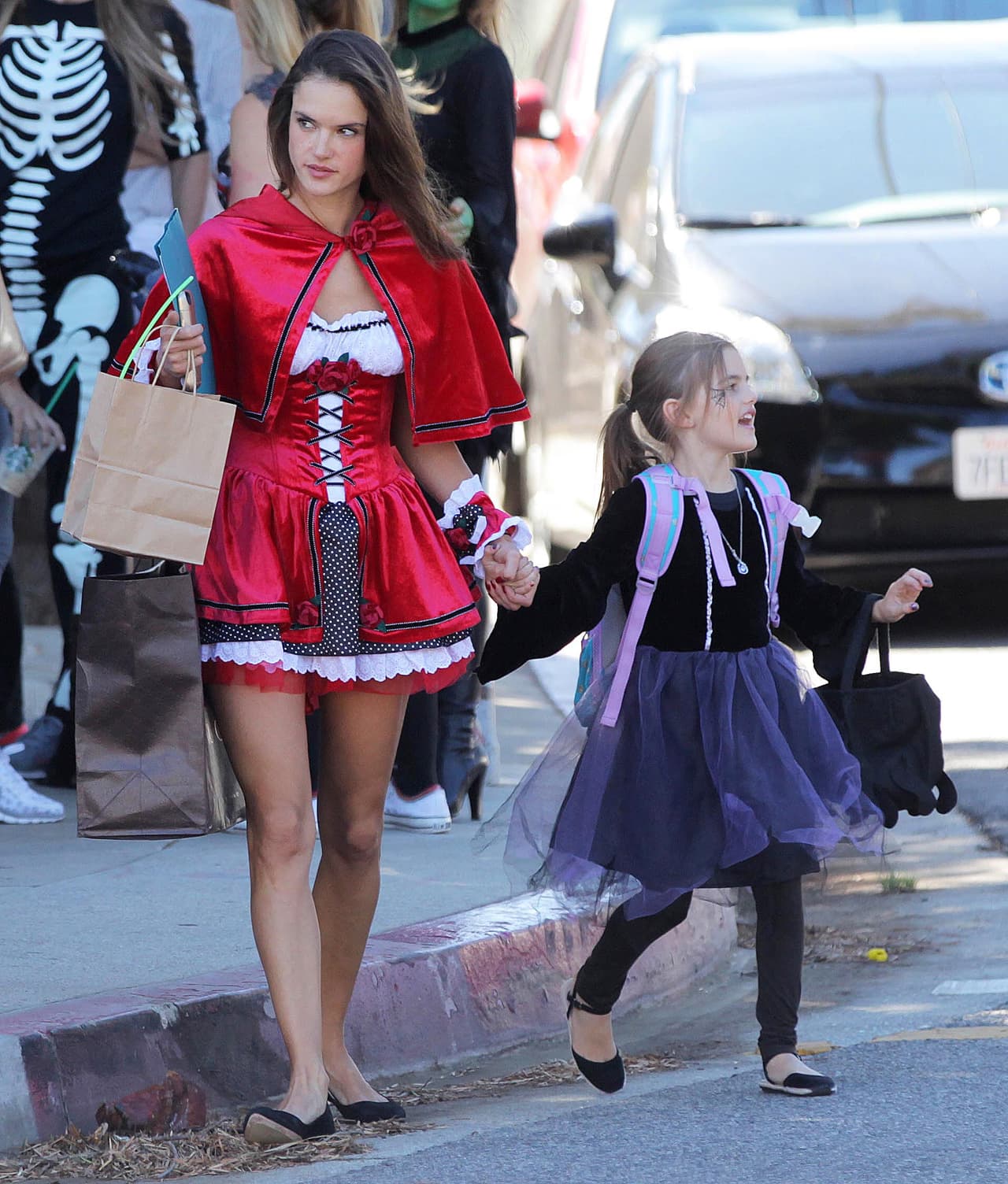 La supermodelo lleva a sus pequeños Noah y Anja a pedir Halloween.