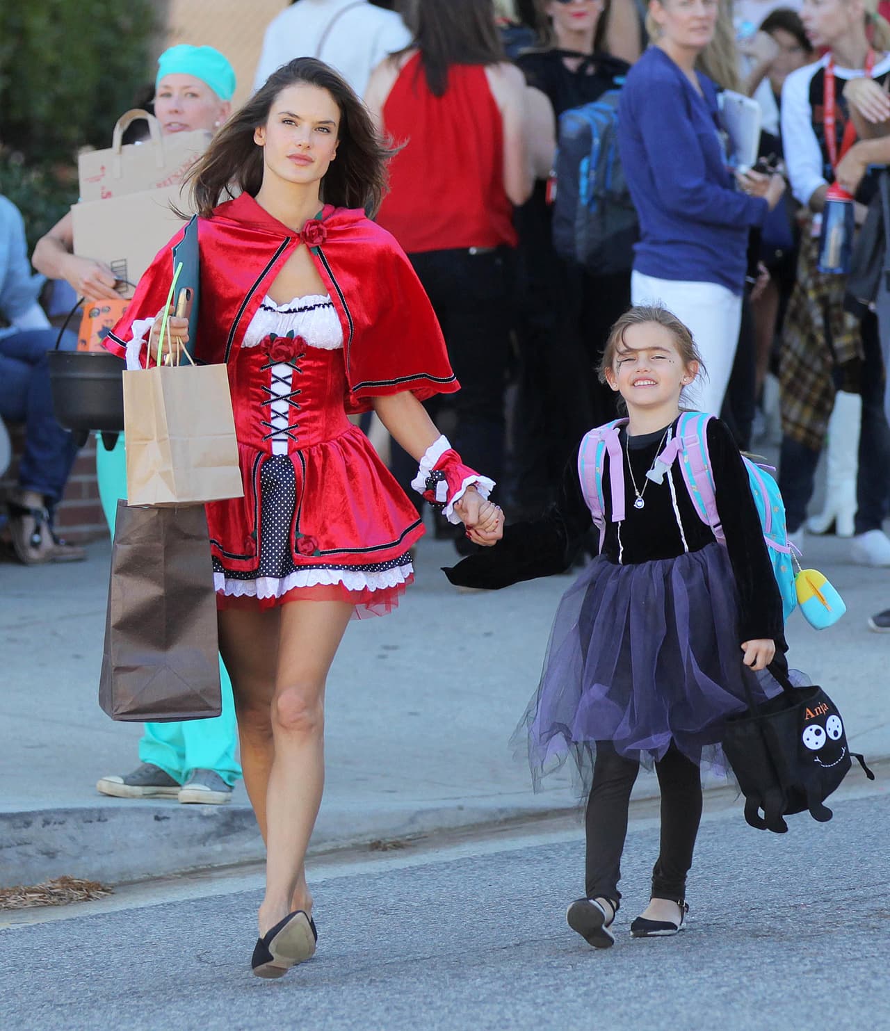 Y es que así los llevó Alessandra al colegio.