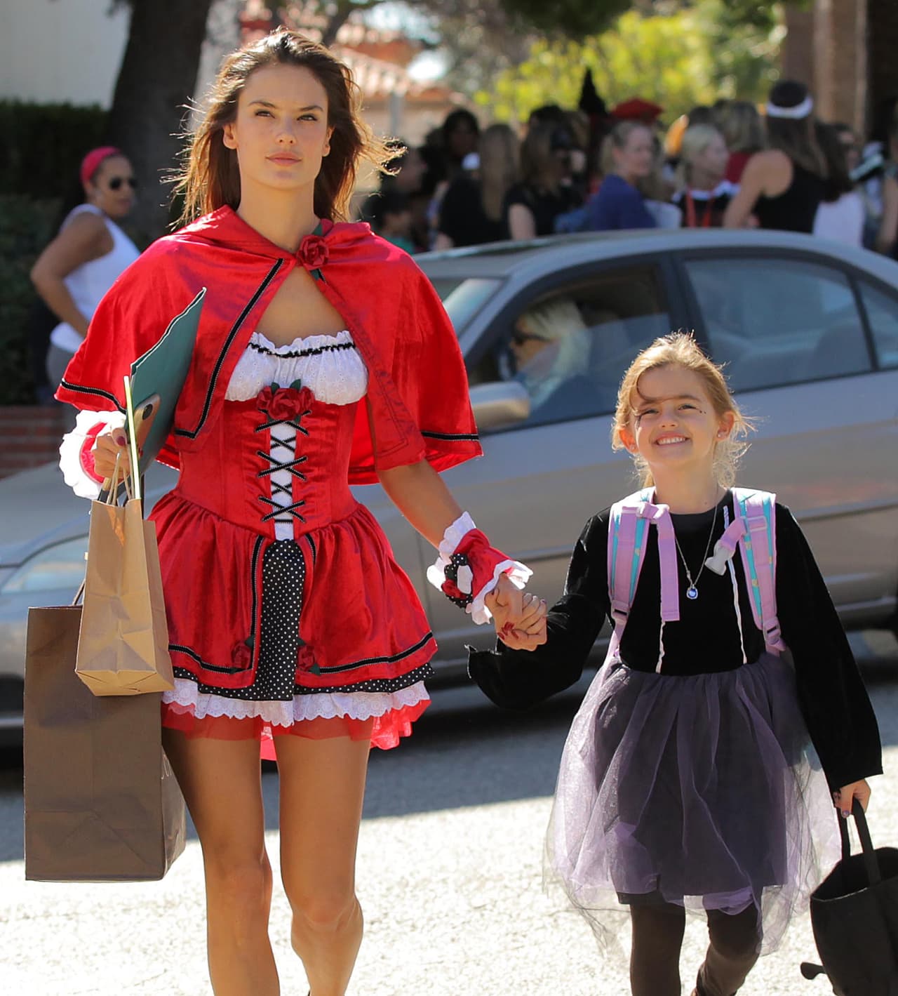 Primero llevó a su hija Anja por dulces.