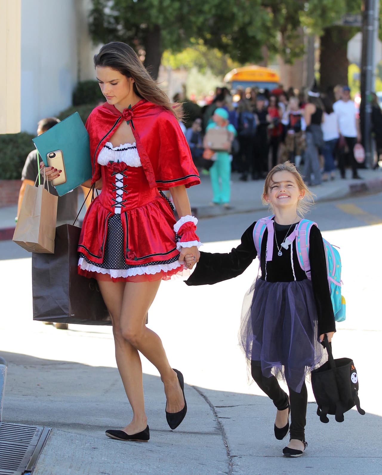 Anja está orgullosa de su disfraz.