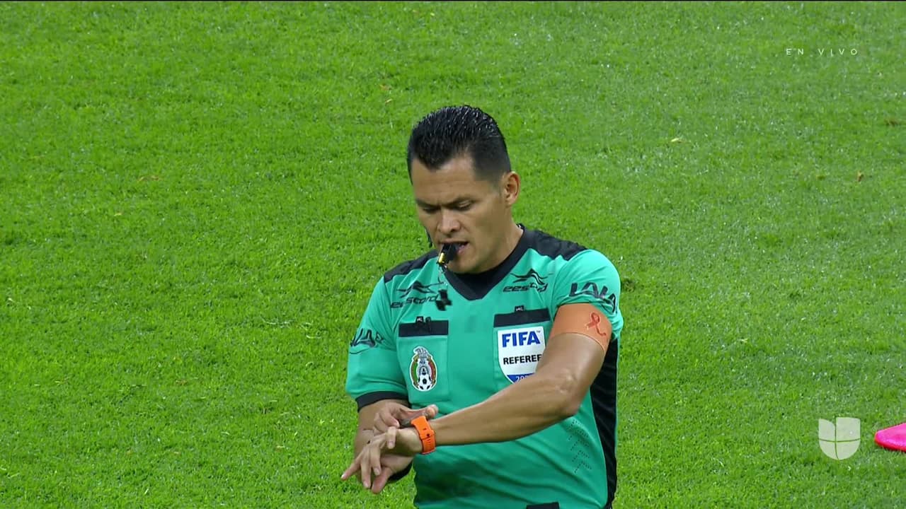 Arranca el partido y la pelota está en juego.