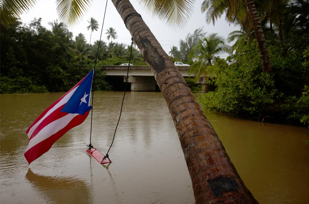 Ernesto impactó la isla como tormenta tropical y horas después se convirtió en huracán categoría 1, por lo que ocasionó serias inundaciones, cancelaciones de vuelos y miles de residentes se quedaron sin energía eléctrica.