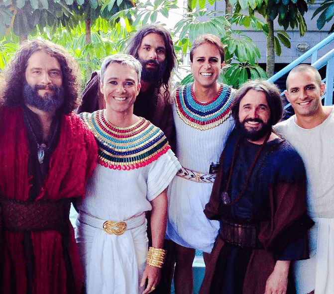 En esta producción trabajó al lado de reconocidos actores como
<a href="https://www.univision.com/series/jose-de-egipto/guilherme-winter-es-ruben-en-jose-de-egipto"><b>Guilherme Winter</b></a>, Celso Frateschi, Ciao Junqueira y
<a href="https://www.univision.com/series/jose-de-egipto/ricky-tavares-es-el-guapo-jose-de-egipto-adolescente-conocelo-fotos"><b>Ricky Tavares</b></a>.