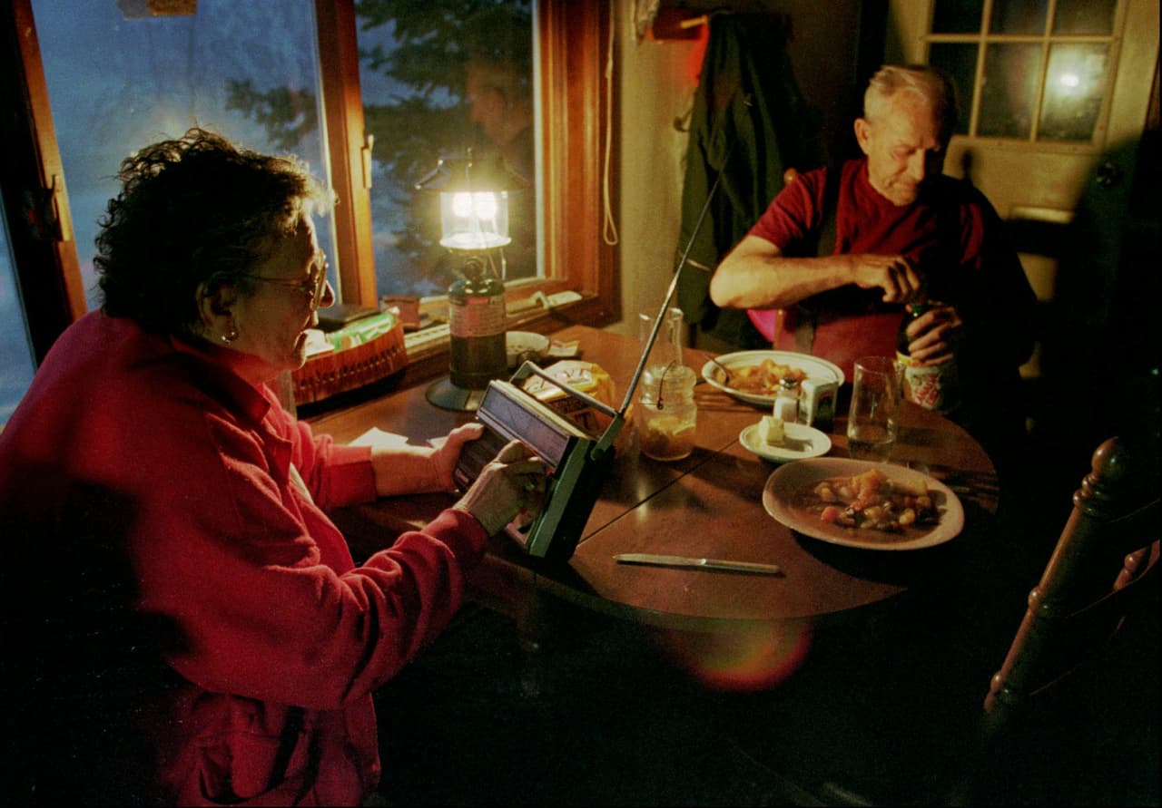 También exhortan a tener linternas con baterías adicionales para cada miembro de la casa, al igual que un radio que funcione con baterías.