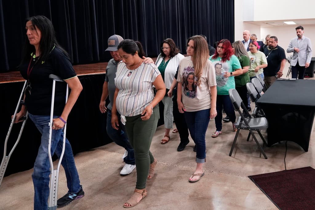 Las familias de 17 de las víctimas mortales de la masacre, al igual que las de dos de las personas heridas, presentaron esta demanda. Se trata de la primera tras 
<b><a href="https://www.univision.com/local/san-antonio-kwex/recomendaciones-tragedia-tiroteo-uvalde-doj" target="_blank">el revelador informe que el Departamento de Justicia publicó</a></b> en enero de este año sobre el trágico tiroteo escolar en Uvalde.