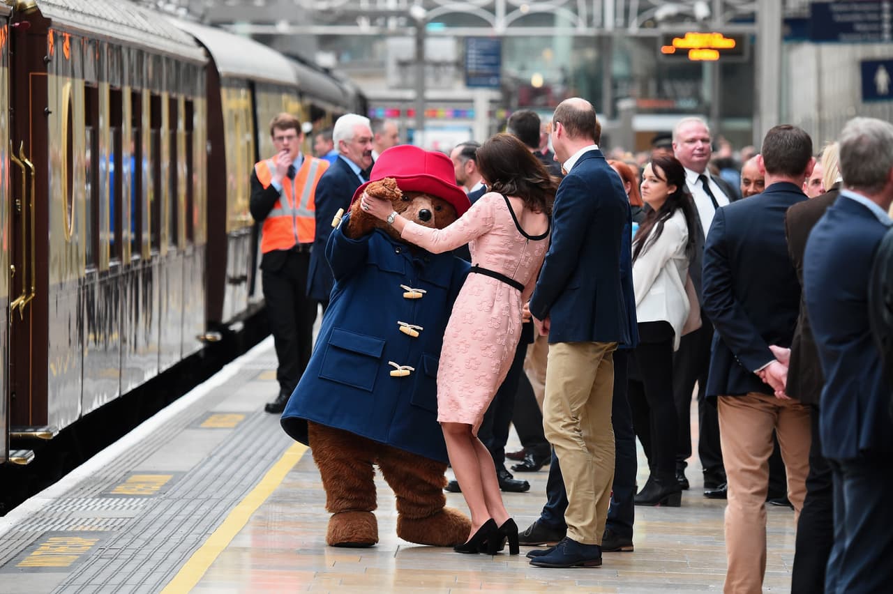 En el evento y saliéndose del protocolo, la persona vestida de Paddington bailó con la duquesa, quien tiene actualmente ocho meses de embarazo.