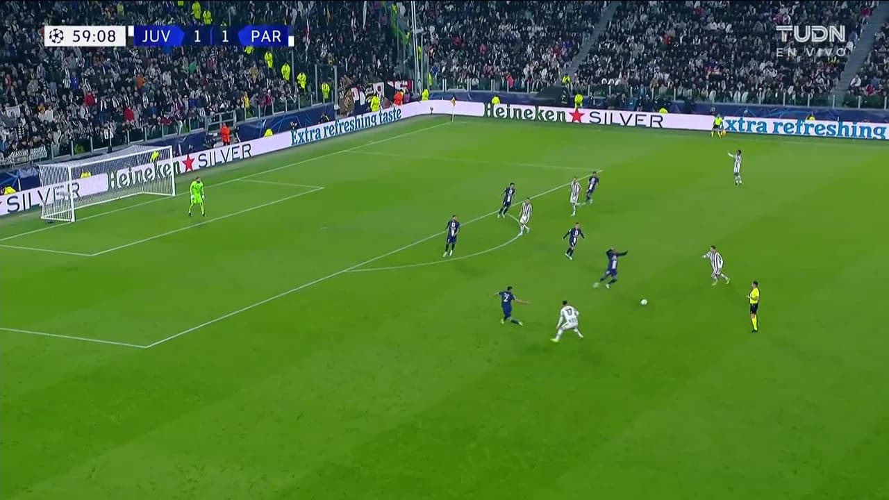 ¡TIRO ATAJADO! disparo por Kylian Mbappé.