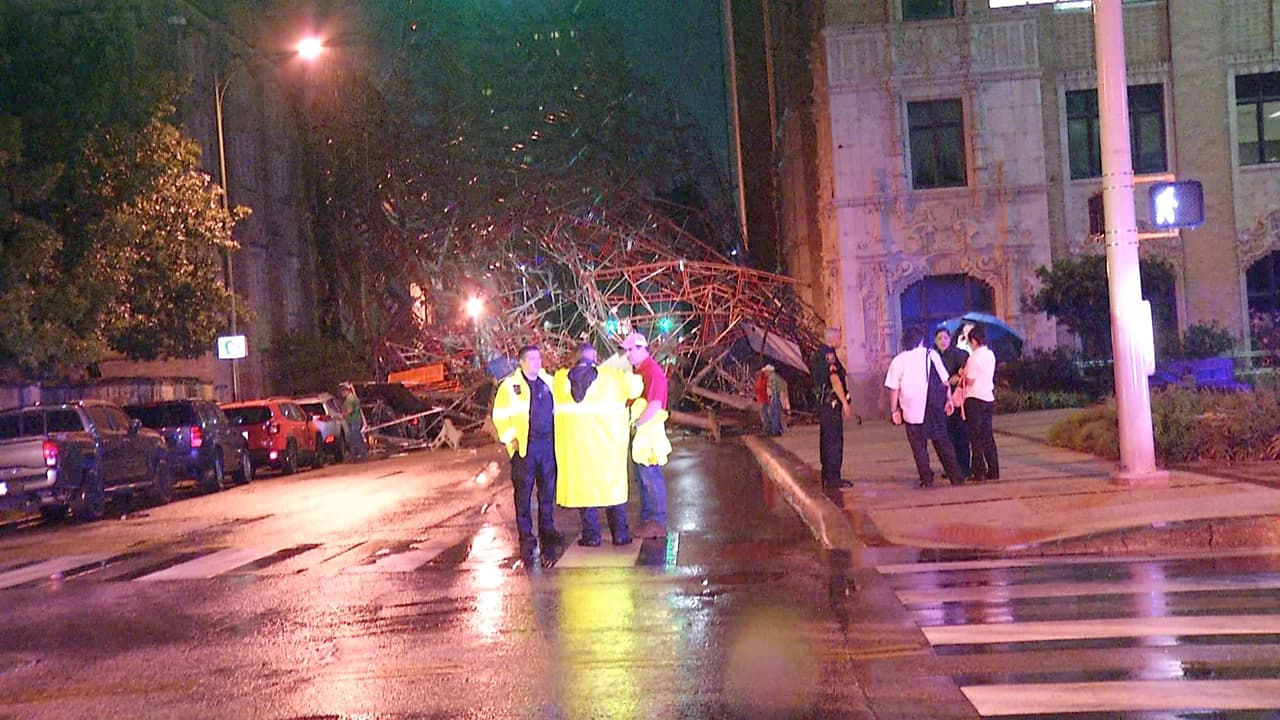 "Tendrán que entrar y cortar con antorchas. Tendrán que entrar con equipo pesado para levantarlo y ponerlo en camiones para sacarlo, y luego irá a tener que mover los autos ", dijo a My San Antonio.
<br>