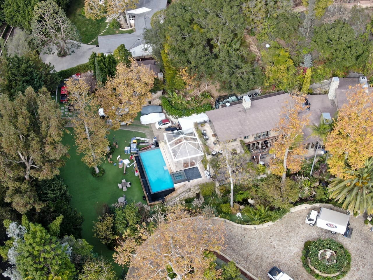Los trabajadores estuvieron laborando alrededor de la piscina y en el área del invernadero.
<br>