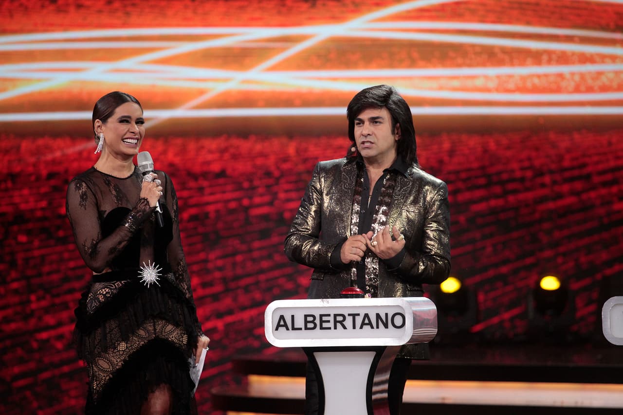 La diversión apenas empezaba y tocó el turno de Albertano. Él mencionó tres tipos de chiles: "chile ancho, chile guajillo y chile pasilla".