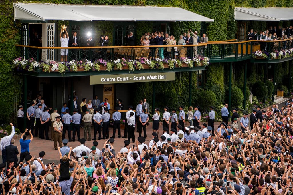 Los asistentes rendidos ante el campeón de 2017, Roger Federer.