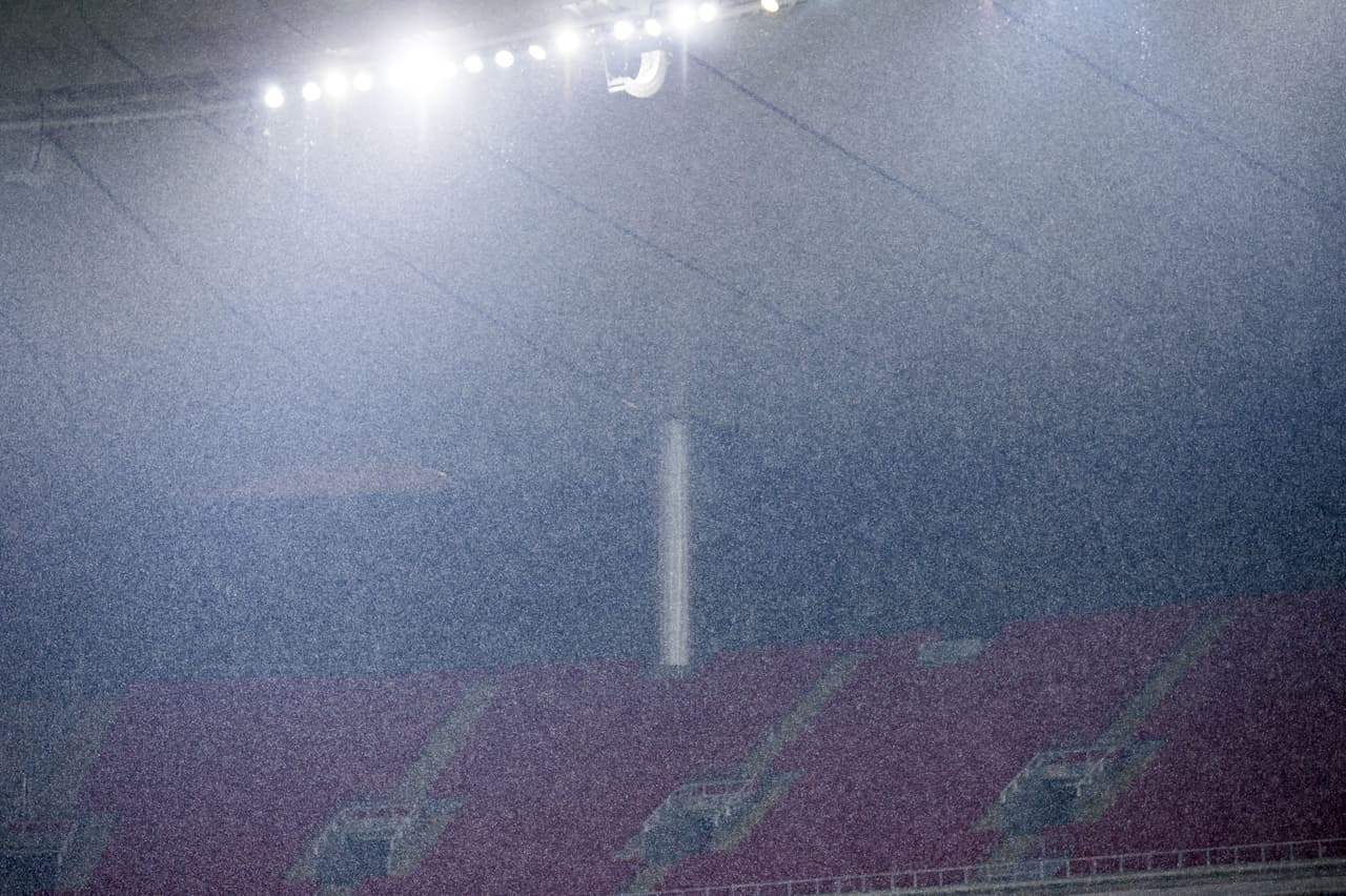 La lluvia se hizo presente durante los primeros minutos del encuentro en el Estadio Akron.