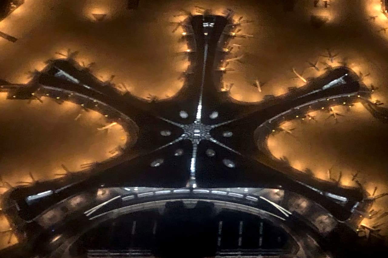 China Southern Airlines y China Eastern Airlines serán las principales aerolíneas nacionales en Daxing. Alrededor de 50 aerolíneas extranjeras, incluidas British Airways y Finnair, planean trasladar la totalidad o parte de sus operaciones en los próximos trimestres.