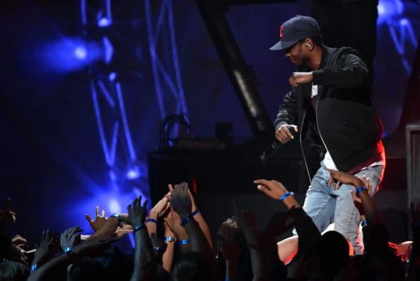 Los asistentes lo dspidieron con aplausos y gritos de apoyo.