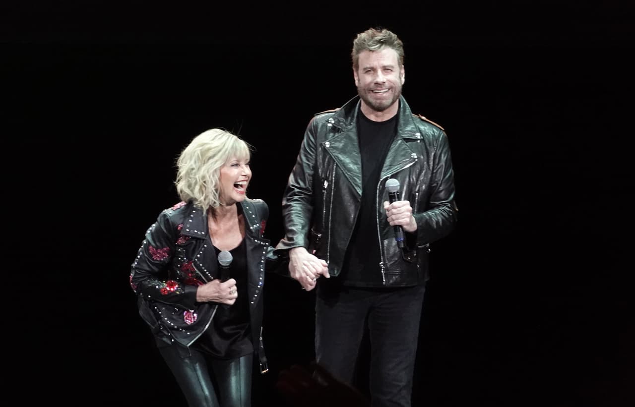 John 
<b><a href="https://www.univision.com/entretenimiento/john-travolta-sorprende-con-una-foto-y-se-confirma-lo-que-muchos-sospechaban-fotos">Travolta, de 65 años, recurrió a una peluca</a></b> para junto a Olivia Newton- John, de 71, recrear nuevamente los papeles que les permitieron saborear la fama. Ambos fueron las estrellas del evento, 'Meet 'N Grease', que se realizó el viernes en el Coral Sky Amphitheater, de West Palm Beach.