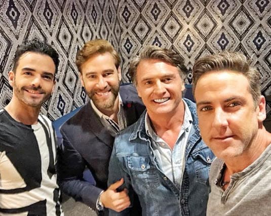 En sus más recientes publicaciones de Instagram se le puede ver trabajando y en compañía de sus amigos famosos.