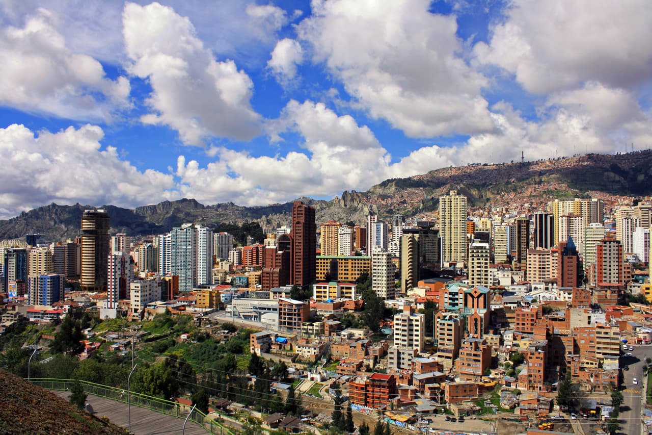 <b>8- La Paz, Bolivia. (Puesto 156 de 231). </b>La capital de Bolivia tiene un área metropolitana poblada por cerca de 2.3 millones de personas. La consultora Mercer evalúa para su ranking: 
<b>ambiente político y social, entorno económico, sociocultural, servicios médicos y salubridad, educación, servicios públicos y transporte, recreación, disponibilidad de bienes de consumo, viviendas y entorno natural.</b>